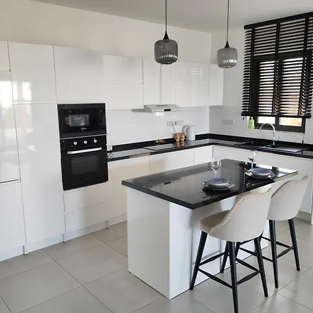 Med Privat Saltvannsbasseng Pa Dejablue Kalogrea