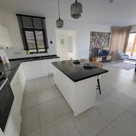 Villa Med Privat Saltvannsbasseng Pa Dejablue Kalogrea