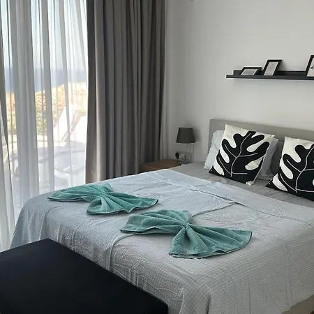 Med Privat Saltvannsbasseng Pa Dejablue Villa Kalogrea