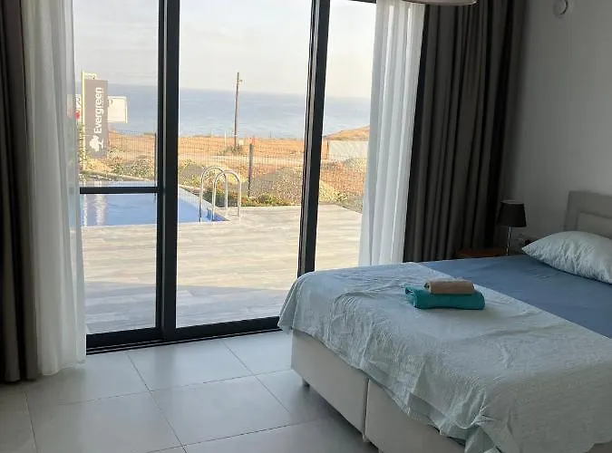 Med Privat Saltvannsbasseng Pa Dejablue *