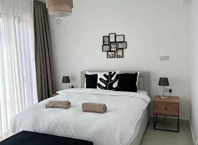 Med Privat Saltvannsbasseng Pa Dejablue Kalogrea