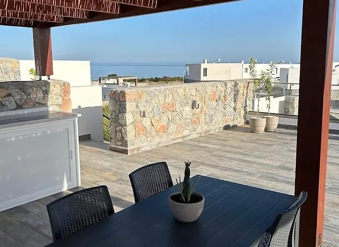 Med Privat Saltvannsbasseng Pa Dejablue Kalogrea